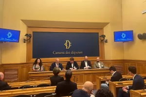 Istruttori e autisti professionisti al centro della riforma della formazione nel settore dei trasporti per creare decine di migliaia di posti di lavoro e assicurare il ricambio generazionale Istruttori e autisti professionisti al centro della riforma della formazione nel settore dei trasporti per creare decine di migliaia di posti di lavoro e assicurare il ricambio generazionale