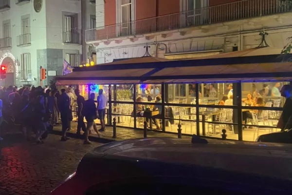 Esplosione a Napoli, il disperso e le portate di pesce. Lo sfogo di ‘A figlia do marenaro’: “Forse è scappato qualche morto ma vi denuncio se mettete il mio locale”