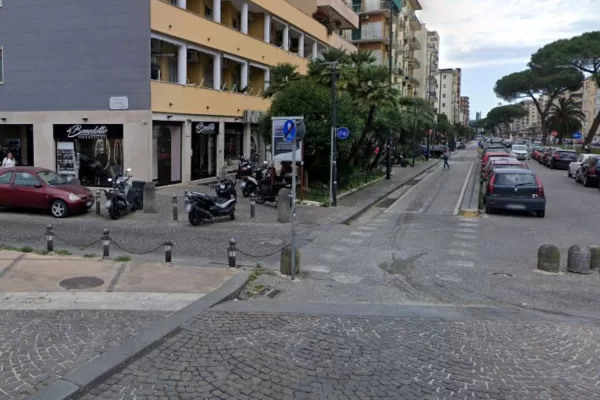 Malore dal parrucchiere a Napoli, donna salvata da coppia con neonato al seguito: massaggio cardiaco di tre minuti, applausi a infermiera e poliziotto