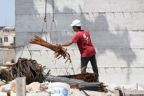 Il paradosso che tradisce Milano: città ricca, lavoratori poveri, è gap-record tra valore del lavoro e costo della vita