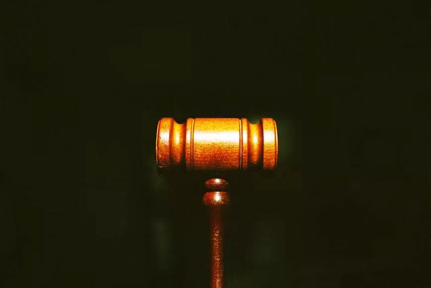 Il “processo tipo” si ripete all’infinito anche senza il piatto di lenticchie: il riflesso protettivo del giudice che non condanna il “suo” pm