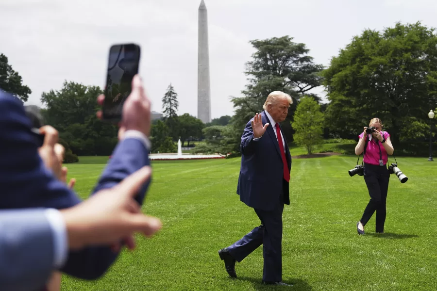 President Donald Trump arrives on the South Lawn of the White House, Monday, June 9, 2025, in Washington. The Washington Monument is seen in background. (AP Photo/Evan Vucci)

Associated Press/LaPresse