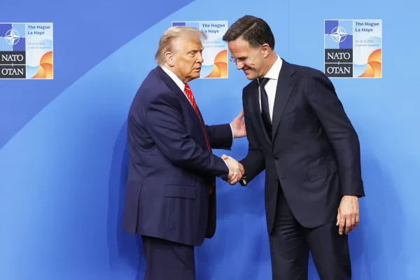 Nato, fuochi d’artificio all’Aja: Trump incassa l’ok al 5%, Sanchez non cede