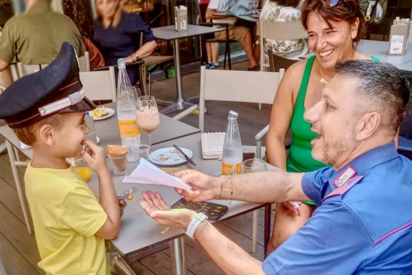 Bimbo di sei anni sfugge alla mamma e si allontana da parco giochi: ritrovato dopo mezz’ora, cercava il papà