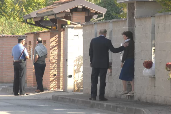 Garlasco, Ris nella villetta dei Poggi. Si punta a ricostruire la traiettoria delle tracce di sangue Garlasco, Ris nella villetta dei Poggi. Si punta a ricostruire la traiettoria delle tracce di sangue