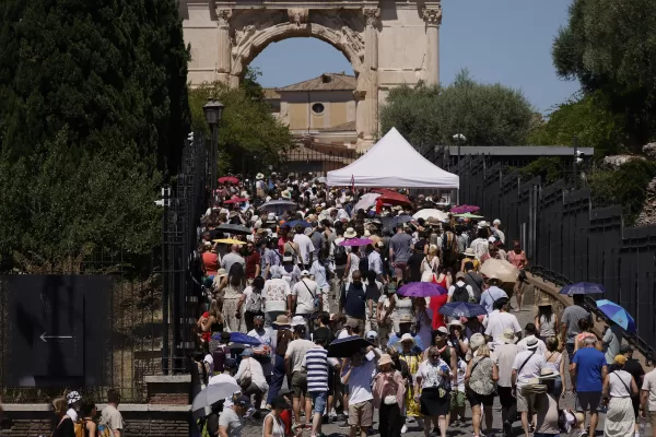 Alte temperature ,turisti al Colosseo   – Roma ÑItalia  Ñ Domenica 29 Giugno 2025 – Cronaca ( photo Cecilia Fabiano / LaPresse)
Hot Wave , tourists at Coliseum Rome ItalyÑ – Sunday  , 29 June  ,2025 – News – (photo by Cecilia Fabiano/LaPresse)