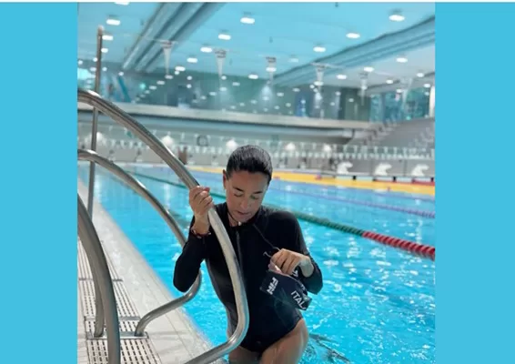 Licia Ronzulli sirenetta in piscina: la politica è pop, altro che tabù