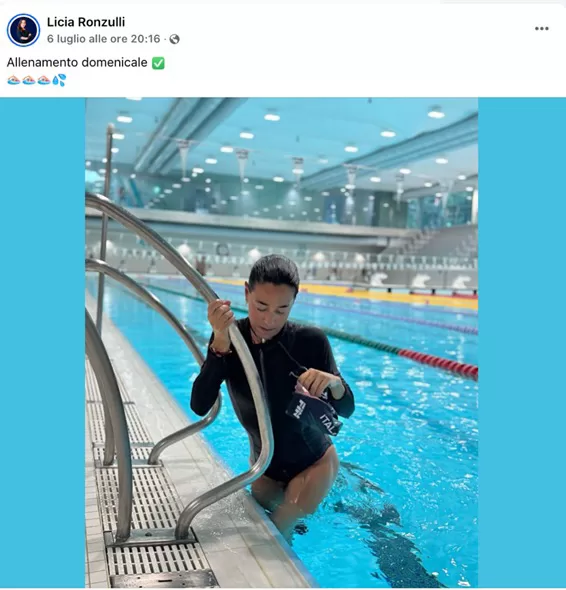 Licia Ronzulli sirenetta in piscina: la politica è pop, altro che tabù