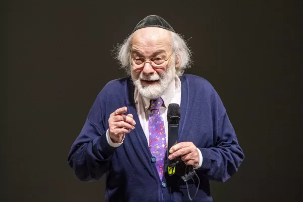 La nuova ondata antigiudaica, Baharier: “Silenziato il mio libro. Moni Ovadia ne ha pubblicato uno con le mie lezioni, un ladro di galline”