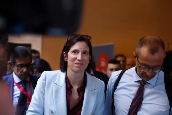 Elezioni regionali, Schlein sogna il 4-1. Conte pronto a scaricare Ricci, Fico e il quasi amico De Luca, in Puglia ultimatum Decaro