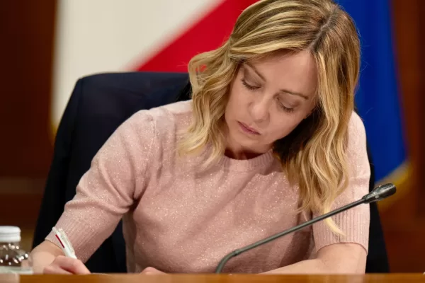 Disoccupazione e inattività ai minimi storici ma gli stipendi restano al palo e le pensioni pesano (33% della retribuzione)