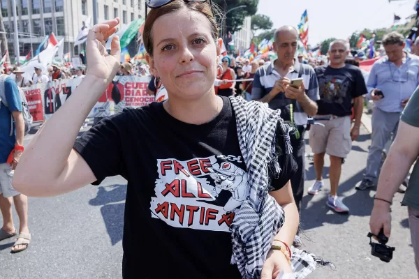 Ilaria Salis durante la manifestazione contro la guerra e il riarmo promossa dalle associazioni pacifiste che hanno aderito allappello Stop Rearm Europe, Roma, Sabato 21 Giugno 2025 (Foto Roberto Monaldo / LaPresse) 

Ilaria Salis during the demonstration against the war and the rearmament promoted by the associations and movements of the Stop Rearm Europe network, Rome, Saturday, June 21, 2025 (Photo by Roberto Monaldo / LaPresse)