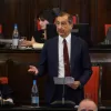 Inchiesta Milano, Sala non si dimette: “Le mie mani sono pulite. Ho agito nell’interesse dei cittadini”. Botta e risposta in aula, tensione fuori Palazzo Marino Inchiesta Milano, Sala non si dimette: “Le mie mani sono pulite. Ho agito nell’interesse dei cittadini”. Botta e risposta in aula, tensione fuori Palazzo Marino
