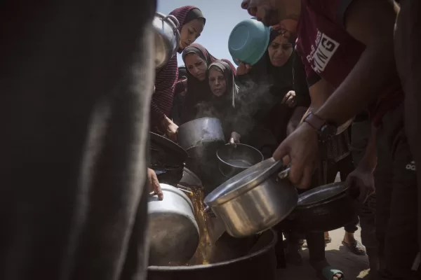 Displaced Palestinians receive donated food at a community kitchen in Gaza City, northern Gaza Strip, Tuesday, July 22, 2025. (AP Photo/Jehad Alshrafi) 


Associated Press / LaPresse
Only italy and spain