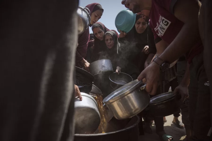 Displaced Palestinians receive donated food at a community kitchen in Gaza City, northern Gaza Strip, Tuesday, July 22, 2025. (AP Photo/Jehad Alshrafi) 


Associated Press / LaPresse
Only italy and spain