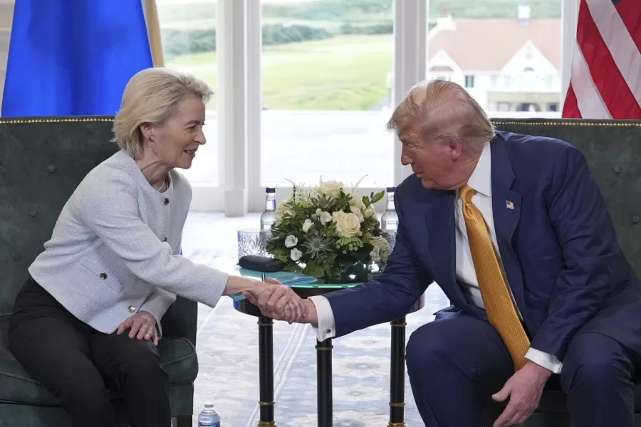 President Donald Trump shakes hands with European Commission President Ursula von der Leyen as they meet at the Trump Turnberry golf course in Turnberry, Scotland Sunday, July 27, 2025. (AP Photo/Jacquelyn Martin) 


Associated Press / LaPresse
Only italy and spain