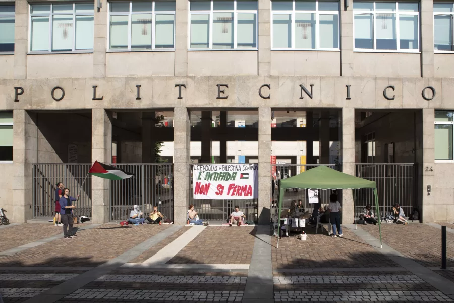 Un gruppo di studenti si incatena ai cancelli del Politecnico di Torino per chiedere di fermare gli accordi tra le università italiane, Israele e le aziende belliche. a Torino, Italia – Giovedì, 13 Giugno 2024 – Cronaca – ( Foto Andrea Alfano / LaPresse )

A group of students chain up to Politecnico of Turin gates asking to stop the agreement between university, Israel and military companies. Turin, Italy  Turin, Italy – Tuesday, June 13, 2024 – News – ( Photo Andrea Alfano / LaPresse )