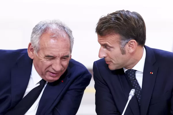 Francia, tagli alla spesa pubblica e aumenti su quella militare. Macron applaude Bayrou: “Un piano coraggioso”