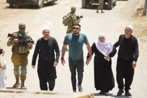 Syrian Druze people cross back into Syria as they walk at the Israeli-Syrian border, in the Israeli-controlled Golan Heights town of Majdal Shams, Thursday, July 17, 2025. (AP Photo/Leo Correa) 


Associated Press / LaPresse
Only italy and spain