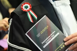 CORTE  D’APPELLO   AULA MAGNA    DIBATTITO PUBBLICO ALLA CORTE D’APPELLO   COCCARDA  TRICOLORE    ANM   SEPARAZIONE   CARRIERE  E  NUOVO    CSM