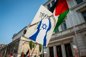 Il corteo contro il riarmo contro la guerra e contro la Nato, organizzata dai movimenti con Partenza da Piazza Vittorio e arrivo a Via dei Fori Imperiali, Sabato 21 Giugno 2025 (foto Valentina Stefanelli / LaPresse)

The procession against rearmament, against war and against NATO, organized by the movements with departure from Piazza Vittorio and arrival in Via dei Fori Imperiali, Saturday 21 June 2025 (photo Valentina Stefanelli / LaPresse)