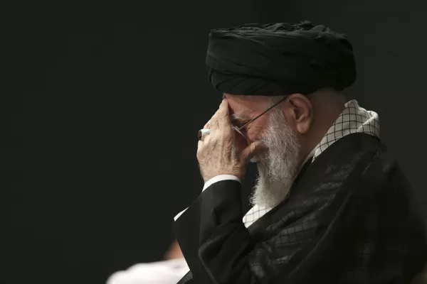 Khamenei teme la spallata finale, l’Iran è piegato dopo la tempesta tra instabilità, rovine e recessione