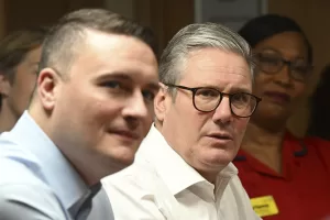 Starmer in bilico, squadra di ministri tramortita da scandali: al via il rimpasto della disperazione