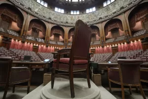 L’EMICICLO DI PALAZZO MONTECITORIO OVE SI SVOLGONO I LAVORI PARLAMENTARI D’AULA.

LA SEDIA DEL PRESIDENTE DELLA CAMERA DEI DEPUTATI
