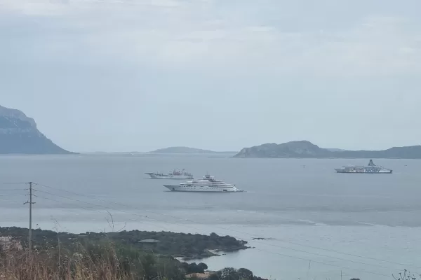 Witkoff arriva in Sardegna, colloqui con Al-Thani e Ron Dermer sullo yacht del proprietario del Manchester City