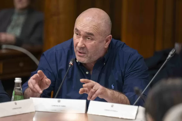 Regionali Campania, cosa abbiamo fatto di male per perderci lo scontro selvaggio tra De Luca e Bandecchi