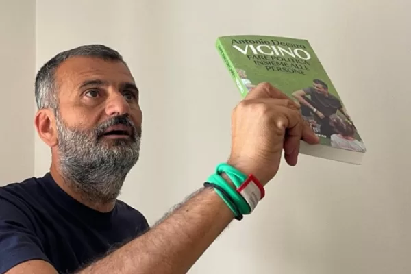 Decaro e il suo nuovo libro multitasking: si può leggere e usare contro gli insetti