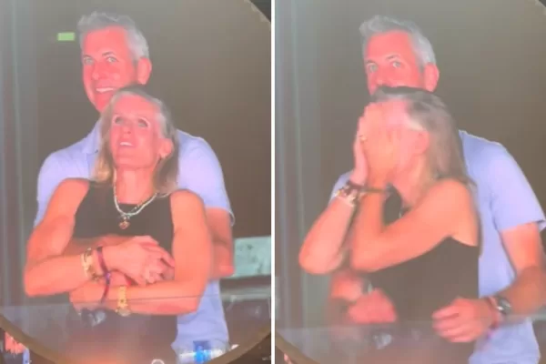 Gli amanti al concerto dei Coldplay: loro sfortunati, noi stupidi Gli amanti al concerto dei Coldplay: loro sfortunati, noi stupidi