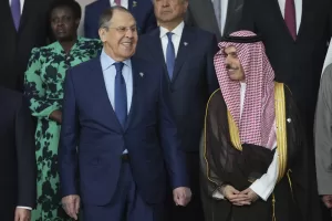 Russia’s Foreign Minister Sergey Lavrov, left, and Saudi Foreign Minister Prince Faisal bin Farhan pose for a group photo during the 17th annual BRICS summit in Rio de Janeiro, Monday, July 7, 2025. (AP Photo/Eraldo Peres) 


Associated Press / LaPresse
Only italy and spain