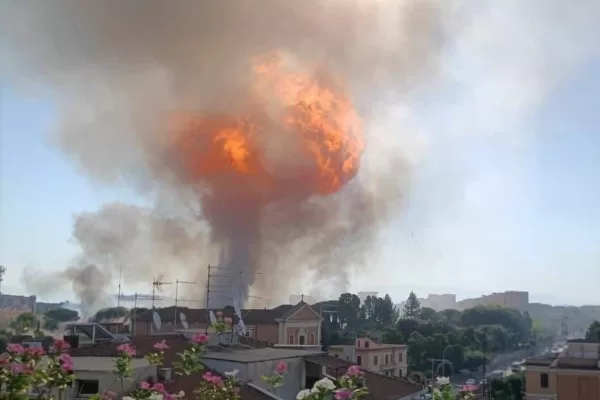 Roma, esplode distributore di benzina. Feriti agenti, vigili del fuoco e civili: “Sembrava una bomba”. Il video Roma, esplode distributore di benzina. Feriti agenti, vigili del fuoco e civili: “Sembrava una bomba”. Il video
