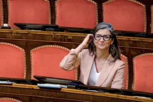 Un seggio per Francesca Albanese, la gara tra Pd, 5S e Avs per l’icona in prestito che colma i vuoti