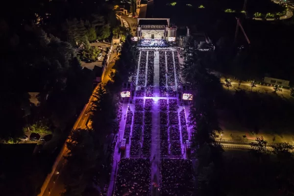 L’Aquila, capitale della musica, dello spettacolo e della fede: Renato Zero, Gabbani, Stefano De Martino e Raoul Bova protagonisti della Perdonanza 2025