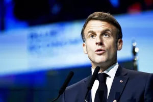 Macron in crisi valuta le dimissioni. E il Rassemblement National è al 35% Macron in crisi valuta le dimissioni. E il Rassemblement National è al 35%