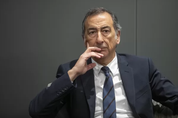 Inchiesta Milano, il paradosso delle reazioni: sinistra forcaiola e governo garantista. Meloni e Crosetto: “No a dimissioni per avviso garanzia”