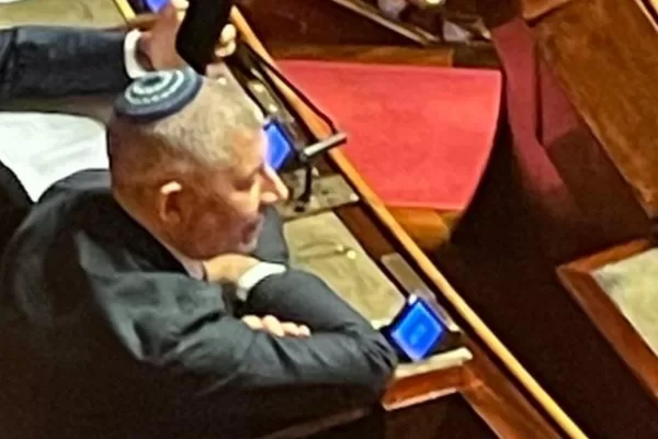 “Premesso che Israele sbaglia”, il dazio obbligatorio da pagare al proprio elettorato: la politica del colpo al cerchio e uno alla botte