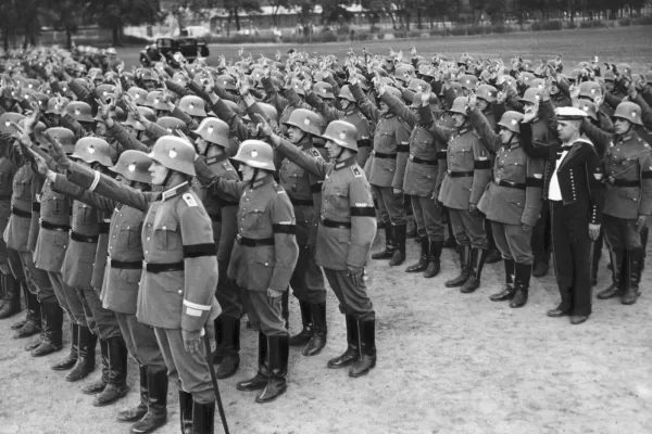 Essere un gruppo: graticci infernali o porzioni di paradiso. Dai nazisti alla potenza di una band Jazz