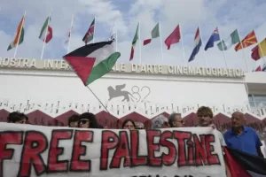 Festival del Cinema di Venezia, la voce Pro-Pal dei centri sociali: tra Slogan e imbarazzo su Hamas