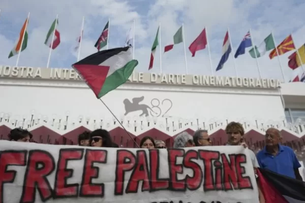 Festival del Cinema di Venezia, la voce Pro-Pal dei centri sociali: tra Slogan e imbarazzo su Hamas