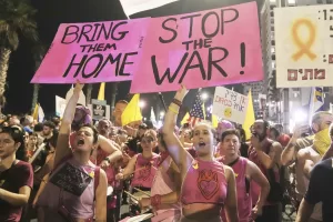 People take part in a protest outside US Embassy Branch demanding the end of the war and immediate release of hostages held by Hamas in the Gaza Strip, and against Prime Minister Benjamin Netanyahu’s government in Tel Aviv, Saturday, July 26, 2025. (AP Photo/Mahmoud Illean)


Associated Press/LaPresse