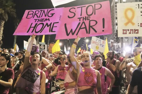 People take part in a protest outside US Embassy Branch demanding the end of the war and immediate release of hostages held by Hamas in the Gaza Strip, and against Prime Minister Benjamin Netanyahu’s government in Tel Aviv, Saturday, July 26, 2025. (AP Photo/Mahmoud Illean)


Associated Press/LaPresse