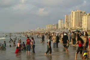 ©UPI/GAZ20070716/Lapresse
16-07-2007 Gaza, Striscia di Gaza, Palestina
Esteri
Palestinesi lungo la spiaggia di Gaza.
Nella foto: uomini e donne palestinesi trascorrono la giornata lungo la spiaggia
Only Italy