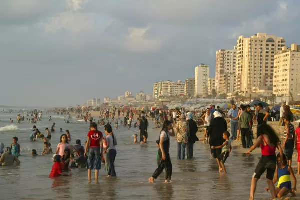 ©UPI/GAZ20070716/Lapresse
16-07-2007 Gaza, Striscia di Gaza, Palestina
Esteri
Palestinesi lungo la spiaggia di Gaza.
Nella foto: uomini e donne palestinesi trascorrono la giornata lungo la spiaggia
Only Italy
