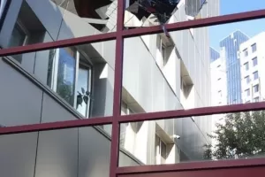 GLI ATTACCHI RUSSI DANNEGGIANO L’EDIFICIO DELLA DELEGAZIONE UE A KIEV GUERRA DISTRUZIONE MISSILI EUROPEA