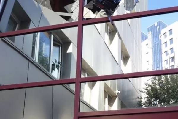 GLI ATTACCHI RUSSI DANNEGGIANO L’EDIFICIO DELLA DELEGAZIONE UE A KIEV GUERRA DISTRUZIONE MISSILI EUROPEA