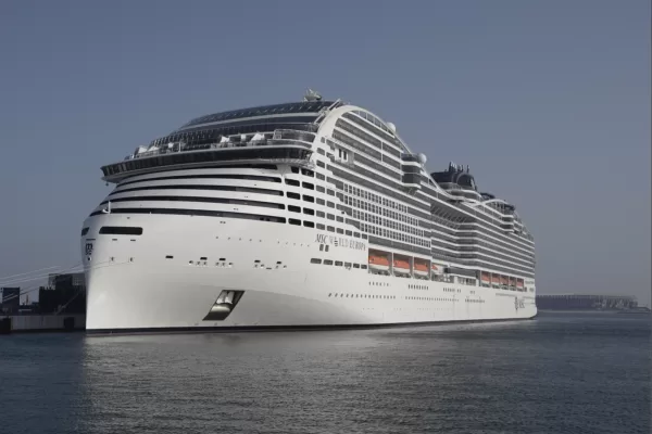 La nave Msc World Europa ferma al largo di Ponza: partiti due rimorchiatori La nave Msc World Europa ferma al largo di Ponza: partiti due rimorchiatori