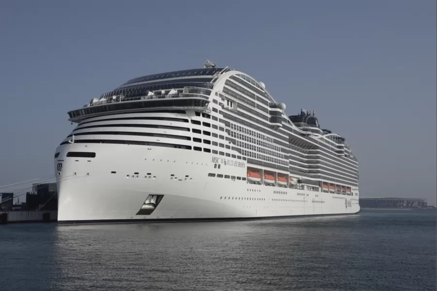 La nave Msc World Europa ferma al largo di Ponza: partiti due rimorchiatori